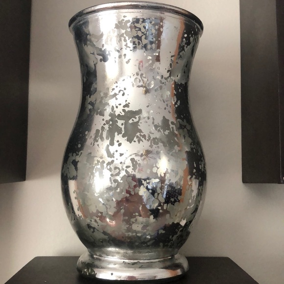 Silver metallic vase 🌿 - Picture 2 of 2